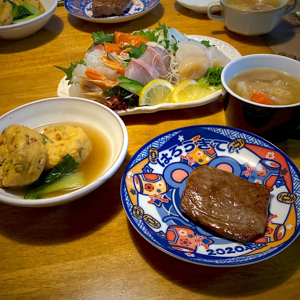 刺身の盛り合わせと、牛肉（ザブトン）のステーキと、ガンモと青梗菜の煮浸しと、キャベツとベーコンのスープ|もえさん