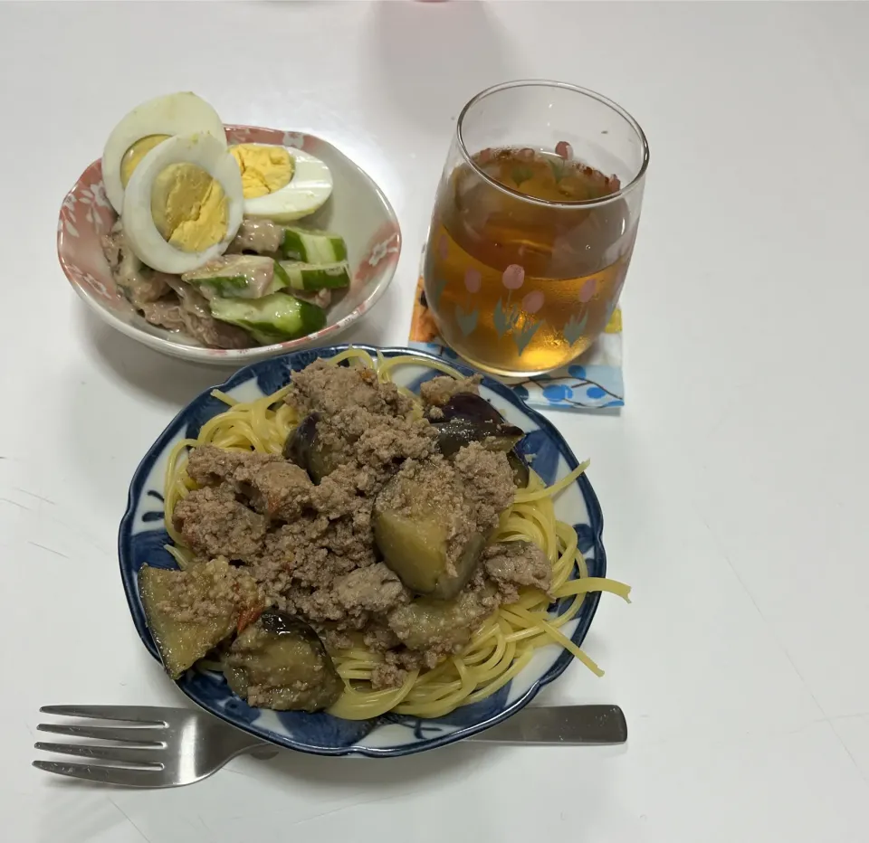 晩御飯☆揚げなす入りミートソースパスタ☆サラダ（胡瓜・卵・ツナ）|Saharaさん