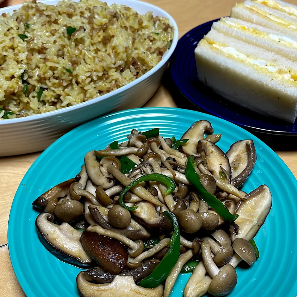 キノコ🍄バター炒め。ドライカレー。旦那様サンドイッチ🥪|abekoさん