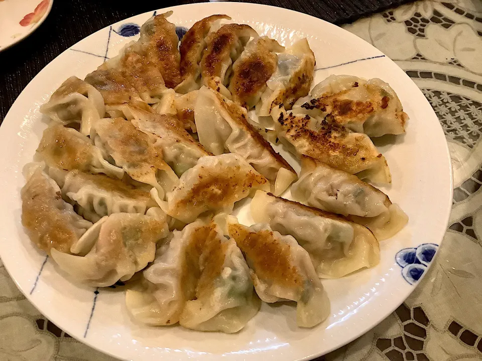 Snapdishの料理写真:さあ〜ビール🍺『餃子に合う🥟』😋|アライさんさん