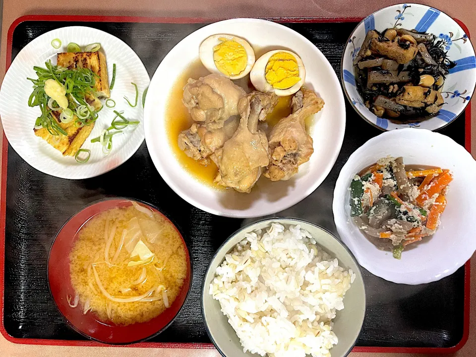 Snapdishの料理写真:鶏のさっぱり煮　ほうれん草の白和え　焼き薄揚げ　ひじき　味噌汁|チャコぴーさん