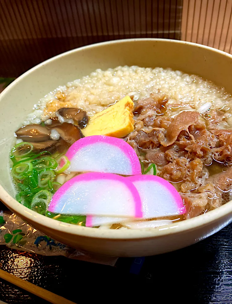 郷土料理的な【下関駅の立ち食いうどん◥█̆̈◤࿉∥】並うどんにかやくと肉のトッピング|🐈⸒⸒⸒⸒つるのダンス🐈🐾さん