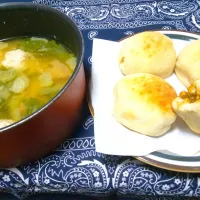 揚げないカレーパン試作品。肉団子の野菜スープ。