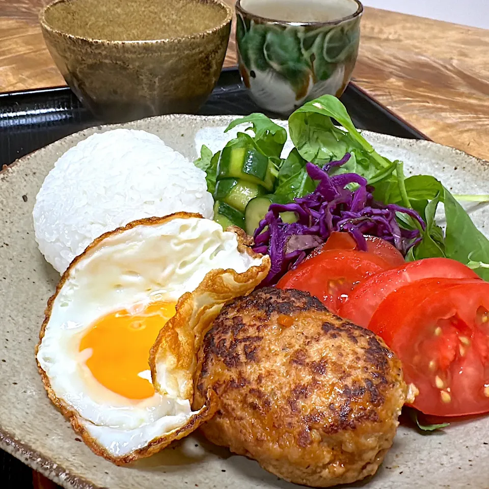 丼にせず、プレートで。ロコモコプレート🎶|くまちゃんさん