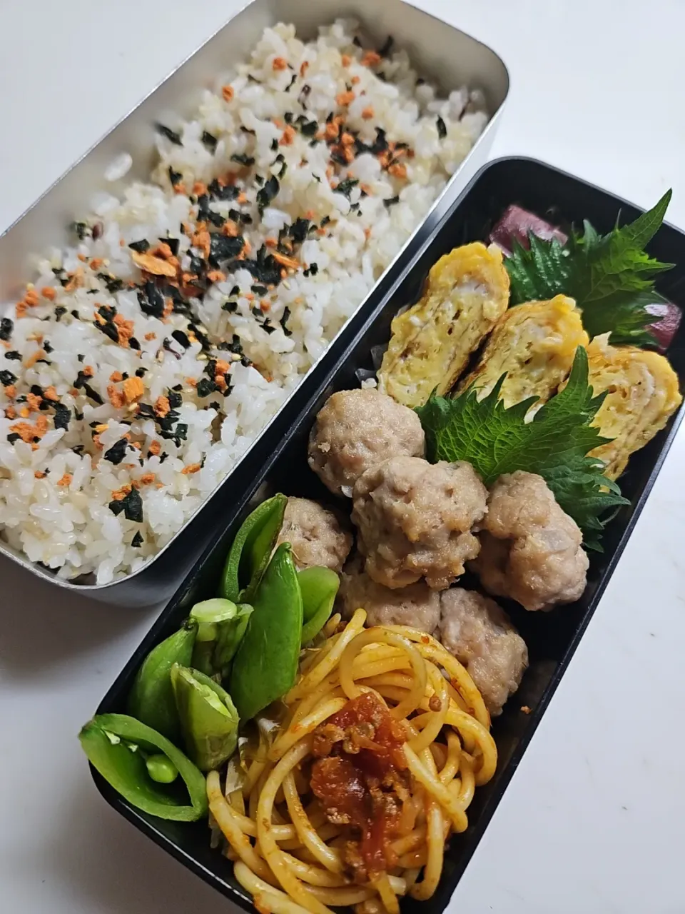 Snapdishの料理写真:☆高１弁当☆雑穀米鮭若芽ごはん、焼き芋、小エビ卵焼き、肉団子、パスタ、スナップえんどう炒め|ｼｮｺﾗさん