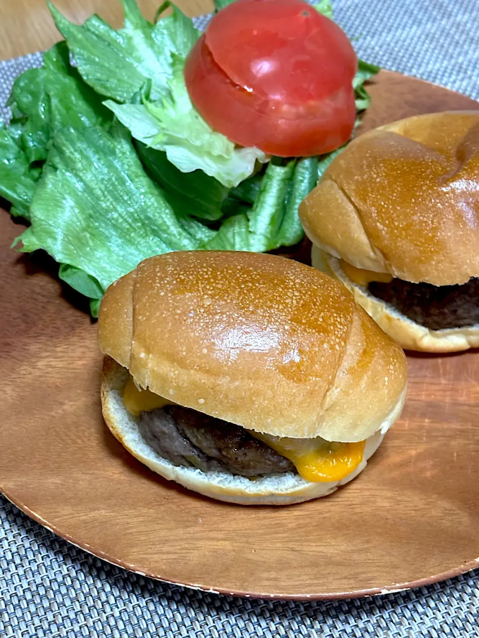 Snapdishの料理写真:今日の朝ごはん~ミニチェダーチーズバーガー~|ゆかｕさん