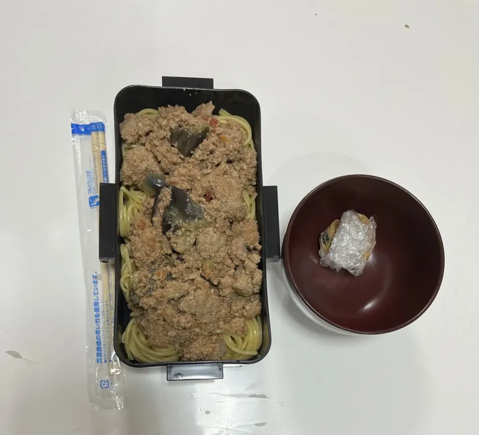 Snapdishの料理写真:パパ弁☆揚げなす入りミートソースパスタ☆みそ玉|Saharaさん