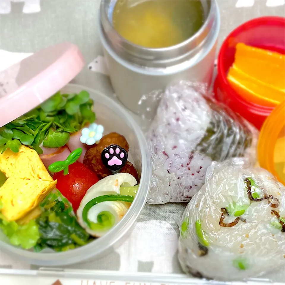 2024.4.25 お弁当　おにぎり　ワカメスープ　オレンジ|ママさん