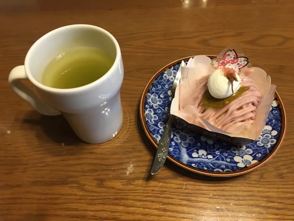 お土産のモンブランケーキ、熱い日本茶|enarinさん