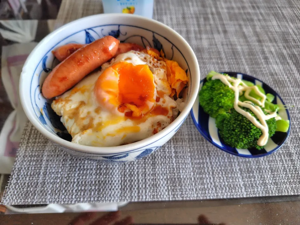 目玉焼きとソーセージ丼|takacさん