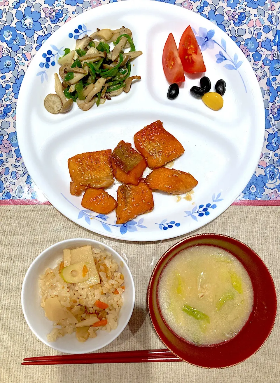 鮭の甘辛焼きとしめじピーマン炒めと竹の子ご飯|おしゃべり献立さん