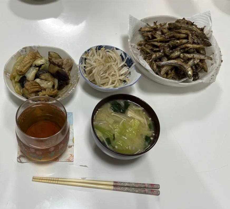 Snapdishの料理写真:晩御飯☆もやしの酢の物☆中華炒め（揚げなす・鶏もも・イカ・キャベツ）☆イワシの唐揚げ☆みそ汁（白菜・えのき・小松菜）|Saharaさん