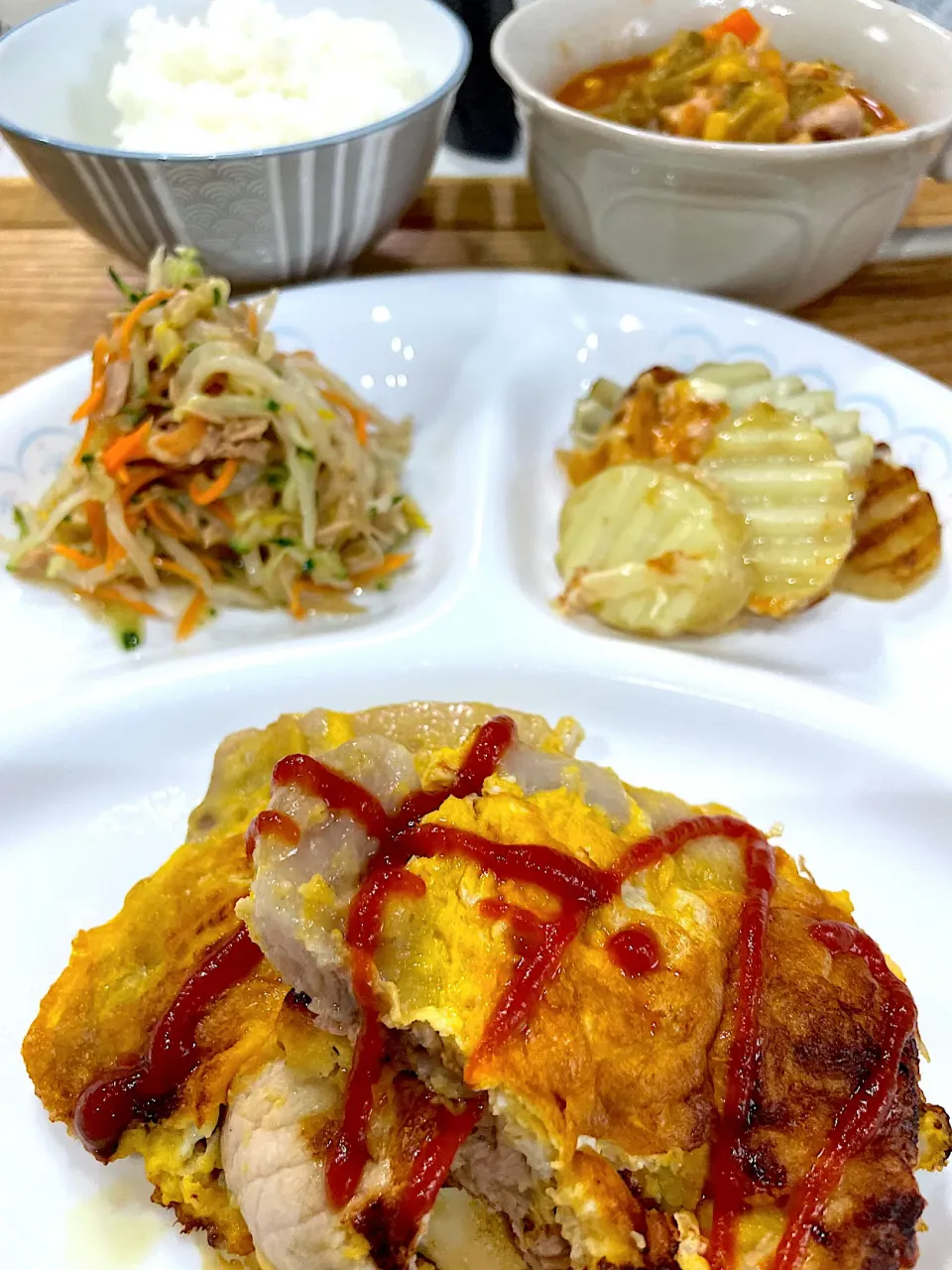 Snapdishの料理写真:豚肉のピカタ、じゃがいものチーズ焼き、もやしときゅうりのサラダ、トマトスープ、ご飯|caoさん