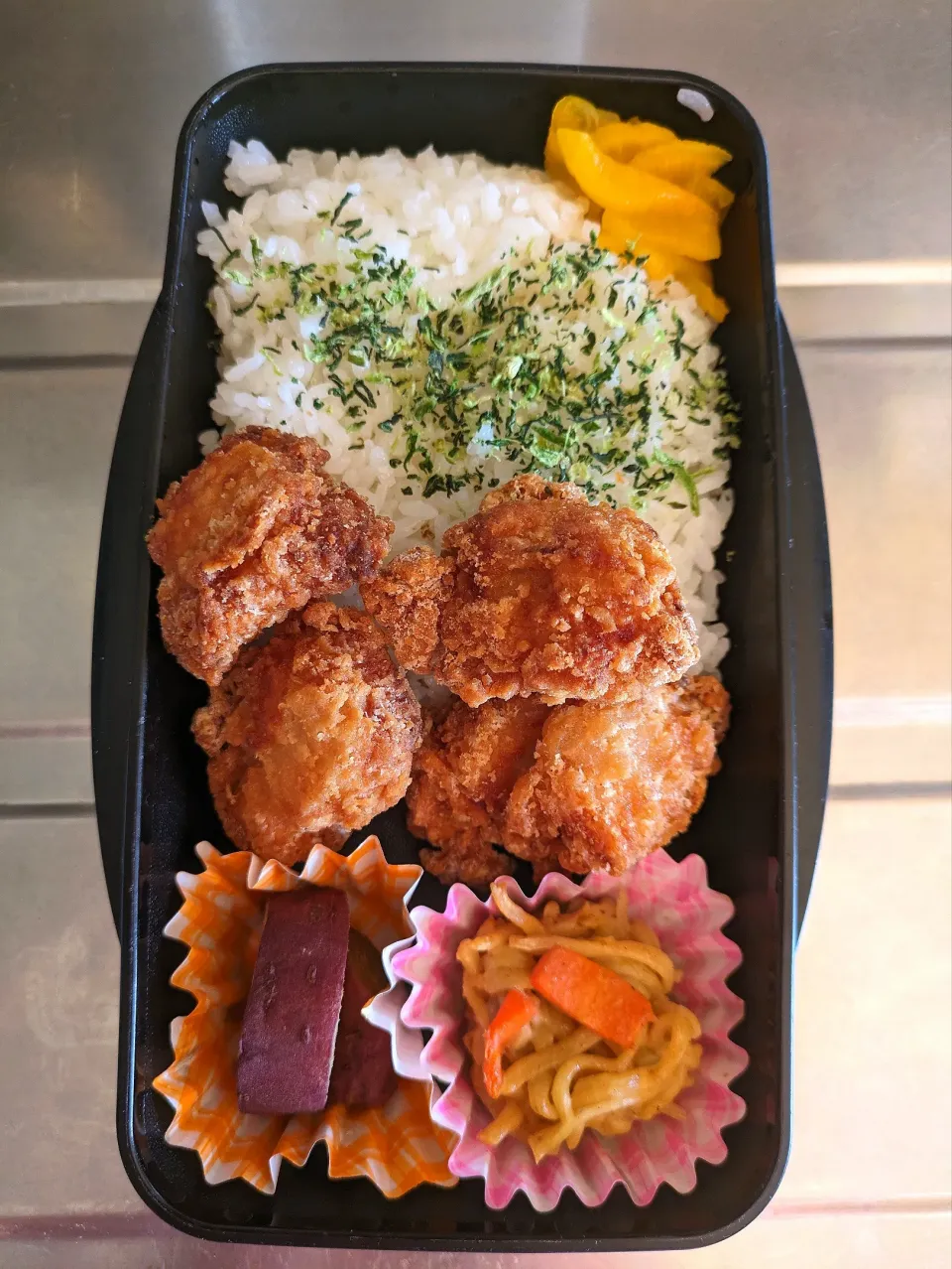 旦那弁当　2024/4/25

からあげ
焼きそば
さつまいもの甘煮|ユキヨメ♪さん