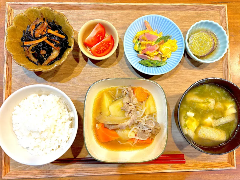 今日の夜ご飯(肉じゃが、ひじき煮、アスパラベーコン卵、トマト、さつまいもの甘煮、あおさ味噌汁)|cocomikaさん