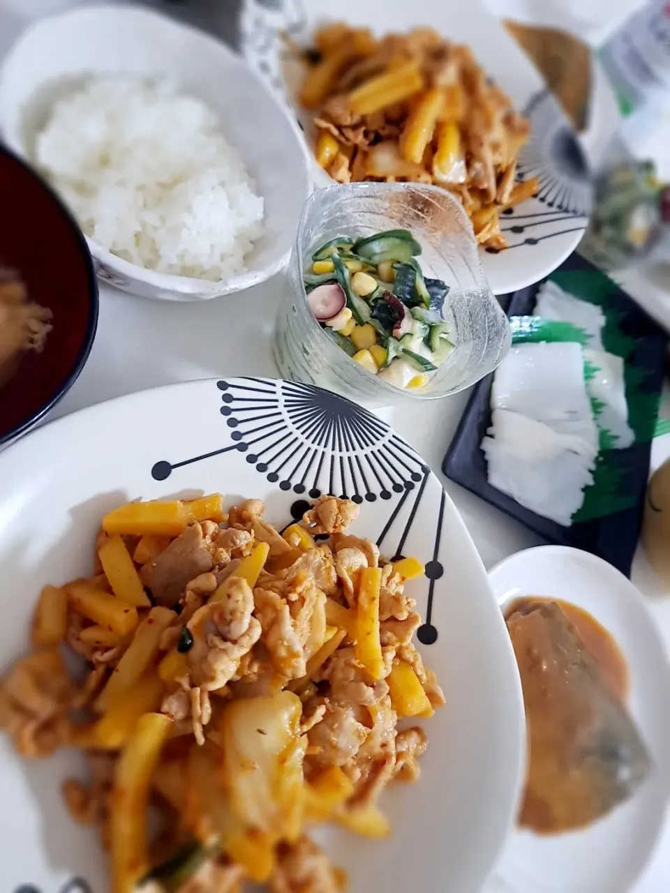 夕食(*ˊ˘ˋ*)
豚肉とポテトのキムチ炒め
サバの味噌煮
イカそうめん
たこときゅうりとワカメサラダ🥗
カニカマと豆腐の卵スープ|プリン☆さん