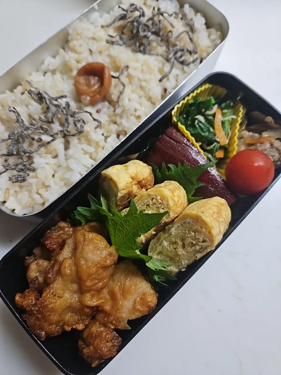 ☆高１弁当☆雑穀米、梅、塩昆布、豚牛蒡金平、小松菜ナムル、焼き芋、小エビ卵焼き、ミニトマト、唐揚げ|ｼｮｺﾗさん