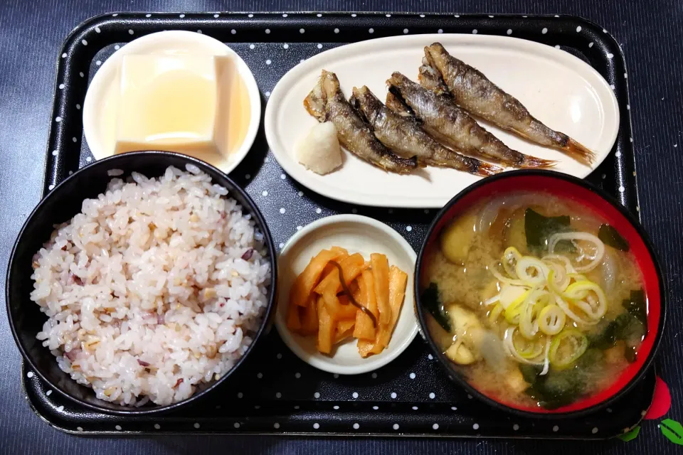 今日の朝ごはん（十六穀ごはんにメヒカリの塩焼き、玉子豆腐、茄子と玉ねぎのみそ汁、割干大根漬）|Mars＠釜飯作り研究中さん