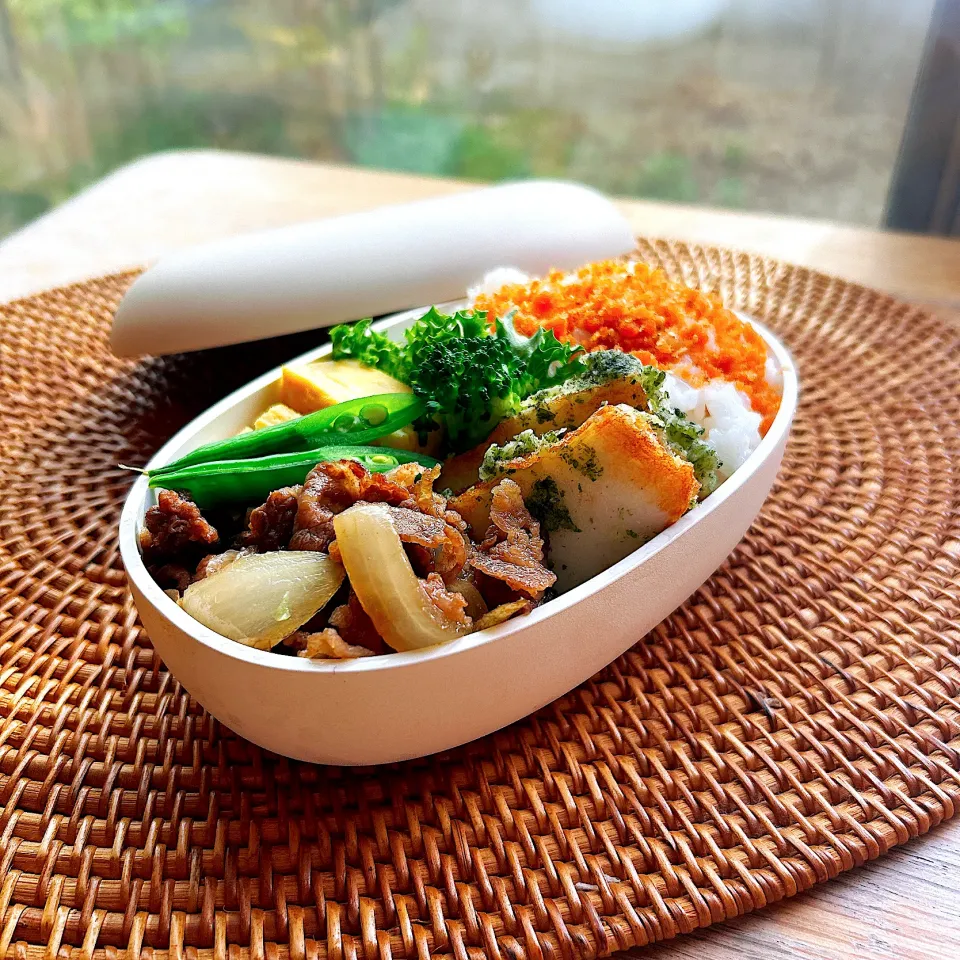 ごぼうと牛肉の甘辛炒めと蒲鉾磯部焼✴︎|あやみんさん