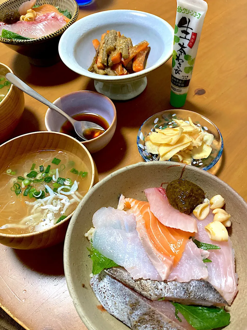 海鮮丼♡しらすとお刺身のツマの粒みそお味噌汁♡自家製ガリ♡ゴボウと人参の味噌煮|さくたえさん