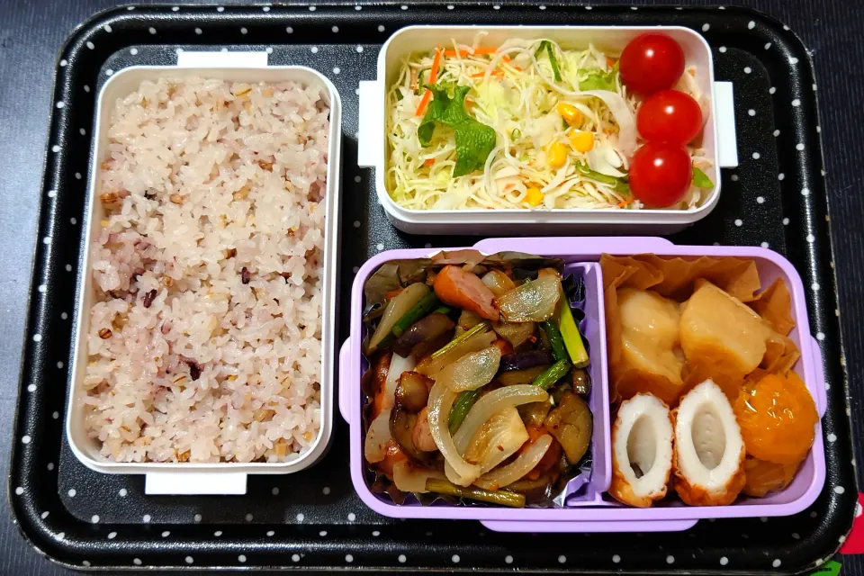 Snapdishの料理写真:今日の手作り弁当は、十六穀ごはんの野菜とソーセージ炒め弁当。

献立は、
・十六穀ごはん
・野菜とソーセージ炒め
・男爵の煮っころがし
・鯛ちくわ、漬物（大根古漬け）
・サラダ|Mars＠釜飯作り研究中さん