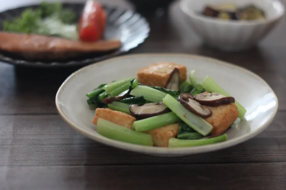 青梗菜と厚揚げと椎茸の塩昆布炒め|ちいさなしあわせキッチンさん