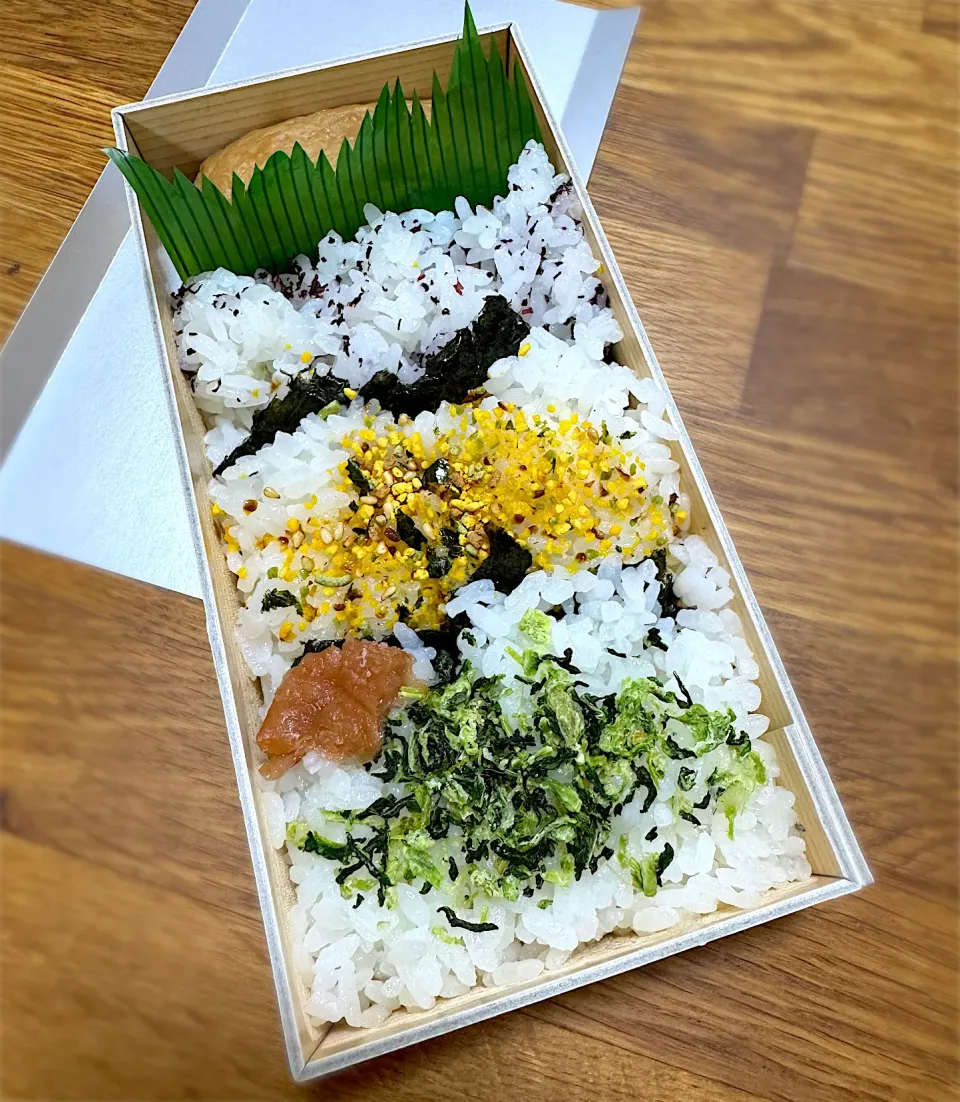 Snapdishの料理写真:稲荷寿司と三色ごはん|morimi32さん