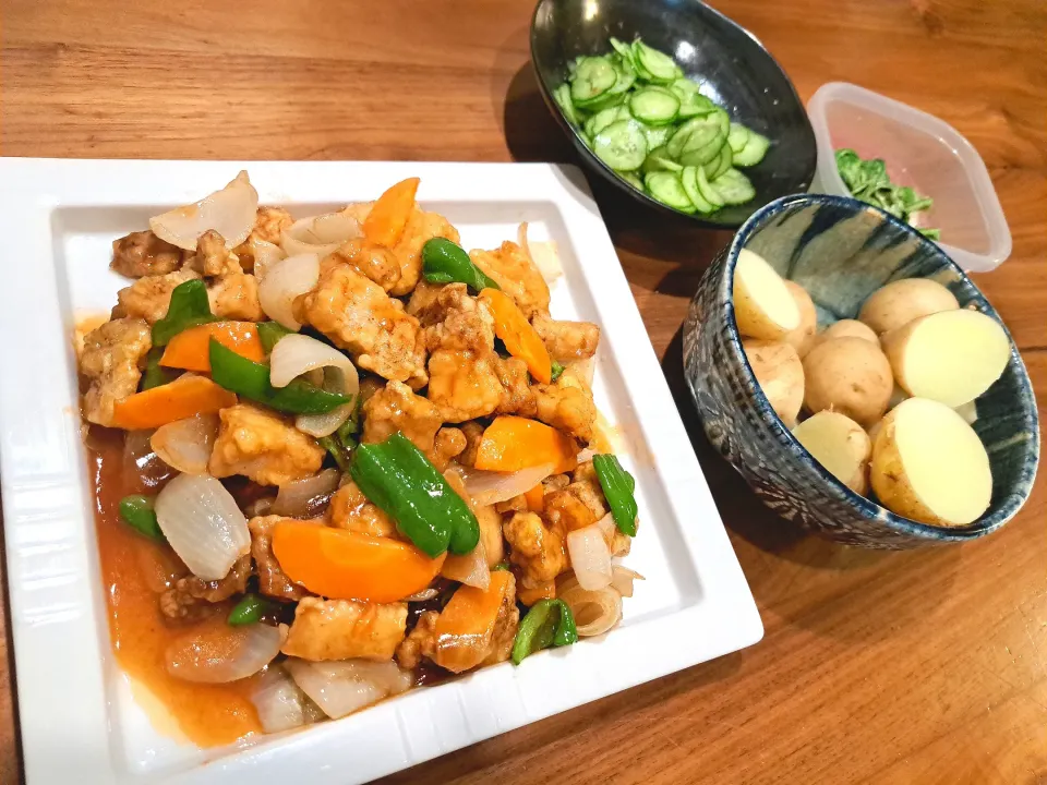 Snapdishの料理写真:酢豚　スライスきゅうりの味噌おかか和え　茹でじゃが芋|m aさん