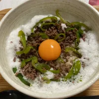 Snapdishの料理写真:牛ミンチとピーマンの丼|naomiさん