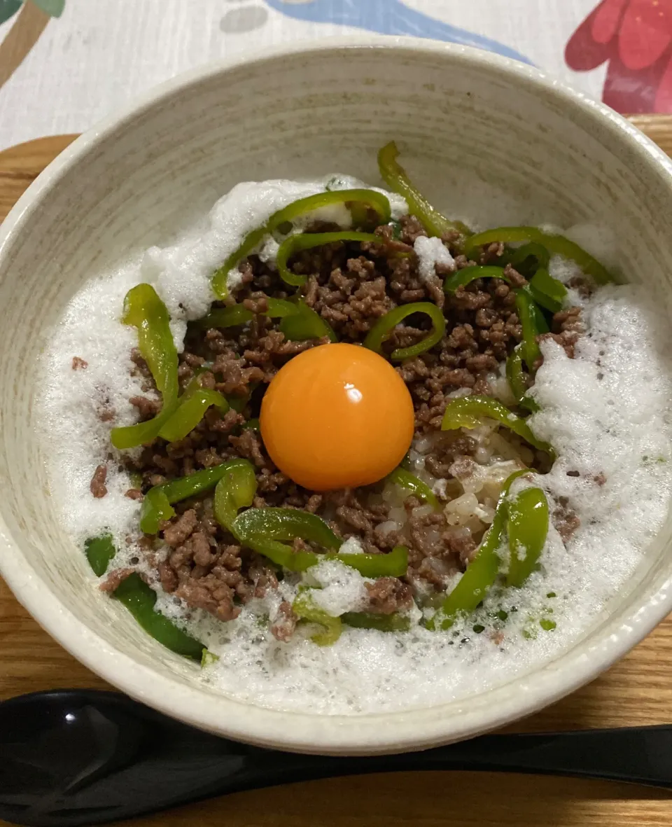 牛ミンチとピーマンの丼|naomiさん