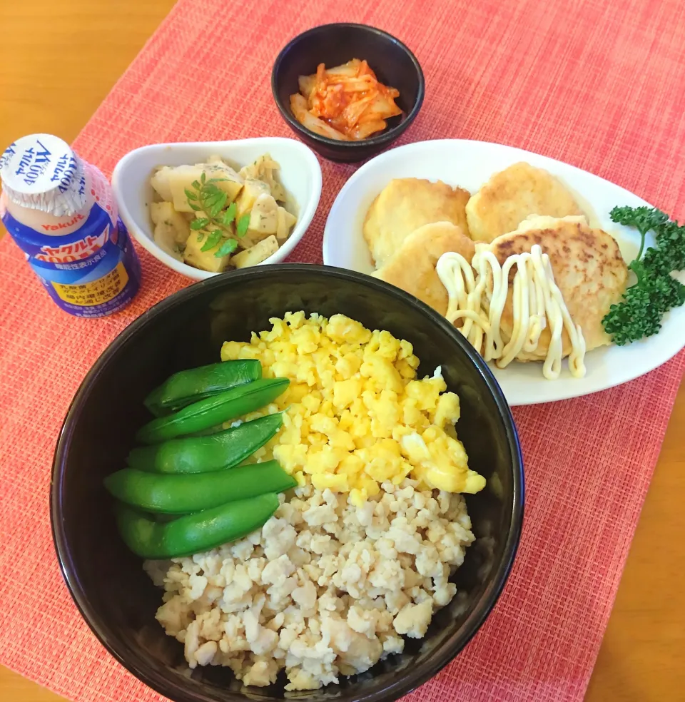 ☆三色丼
☆鶏ミンチと豆腐のつくね
☆たけのこ木の芽和え
☆キムチ
☆ヤクルト|chikakoさん