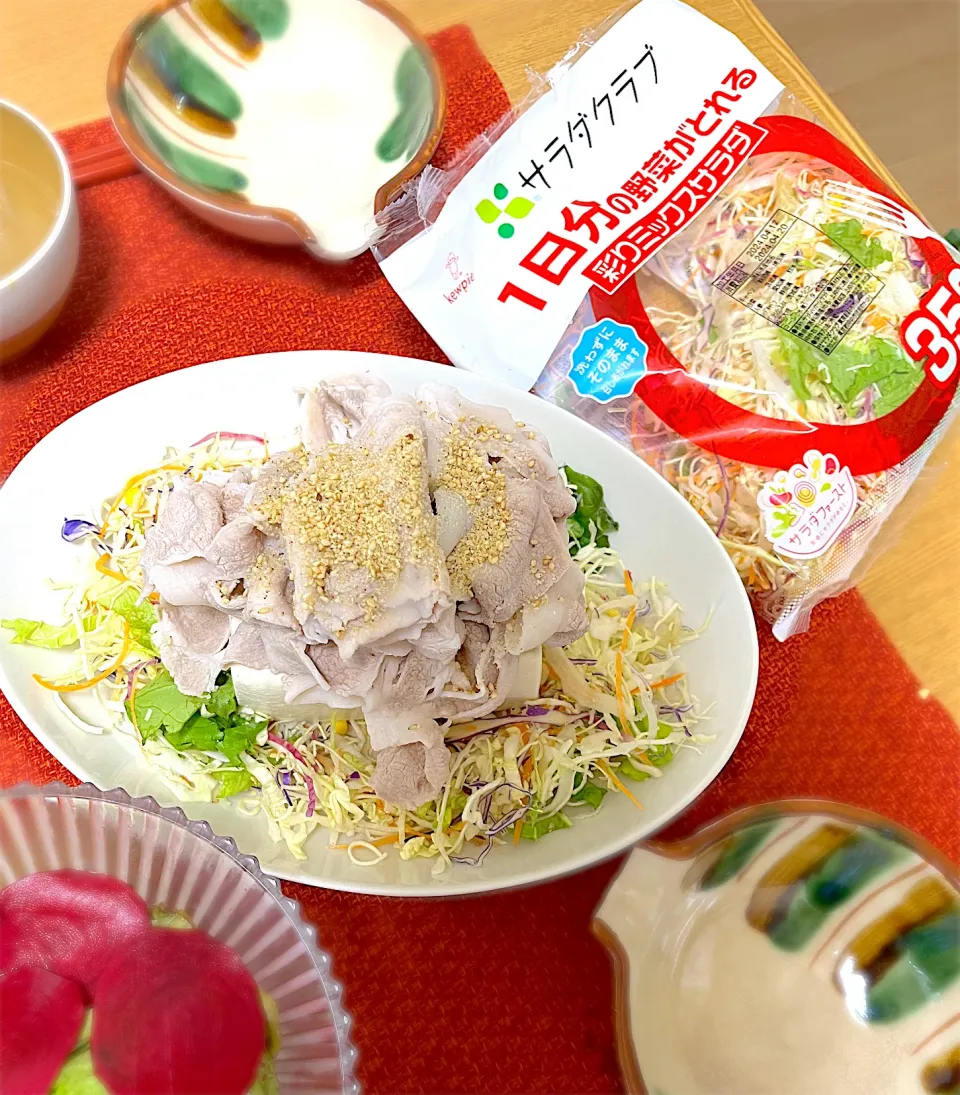 自家製玉ねぎドレッシングで豚しゃぶサラダ🥗サラダクラブ　1日分の野菜がとれる彩りミックスサラダ|1614さん