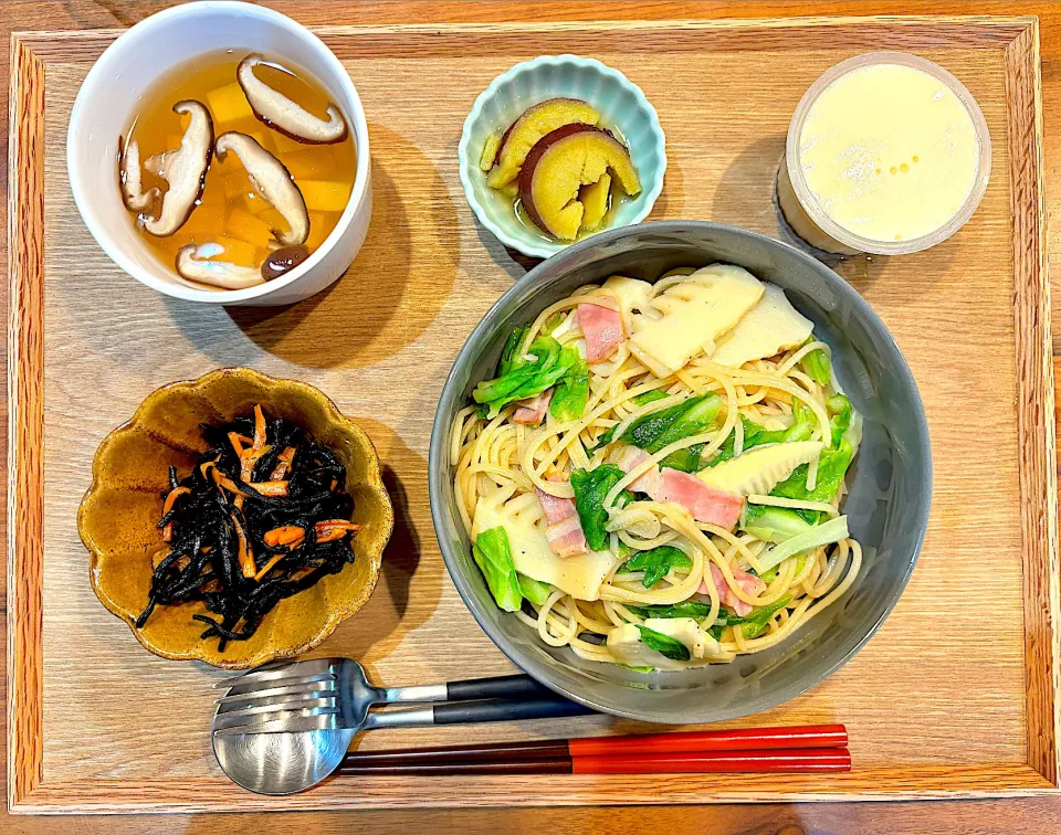 Snapdishの料理写真:今日の夜ご飯(たけのこと春キャベツのパスタ、ひじき、さつまいもの甘煮、とうふと椎茸のすまし汁、プリン)|cocomikaさん