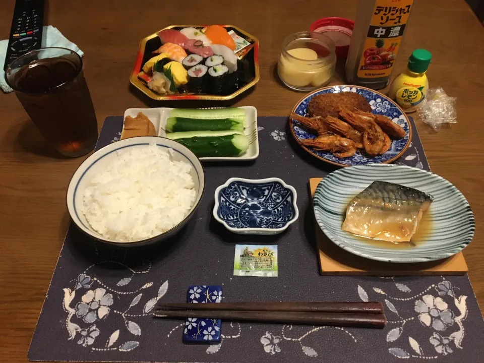 ご飯、鯖味噌煮、コロッケ、甘海老唐揚げ、握り寿司＆巻き寿司盛り合わせ、味噌キュー、沢庵、烏龍茶(夕飯)|enarinさん