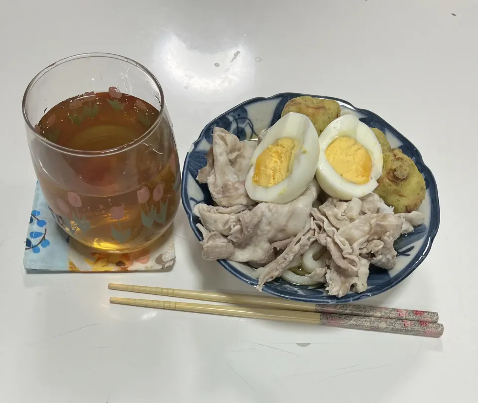 晩御飯☆冷やしぶっかけうどん。冷しゃぶ・ゆで卵・チーちくの磯辺揚げ|Saharaさん