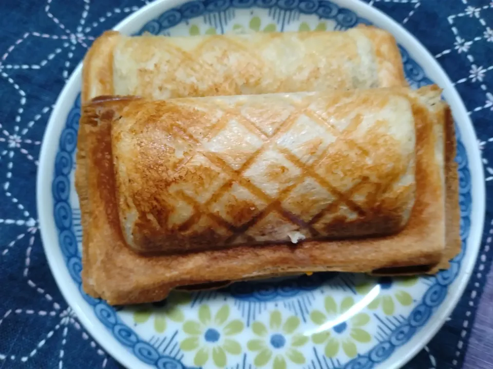 ホットサンド　キーマカレー　かぼちゃサラダ|よっちびやばんぶーさん