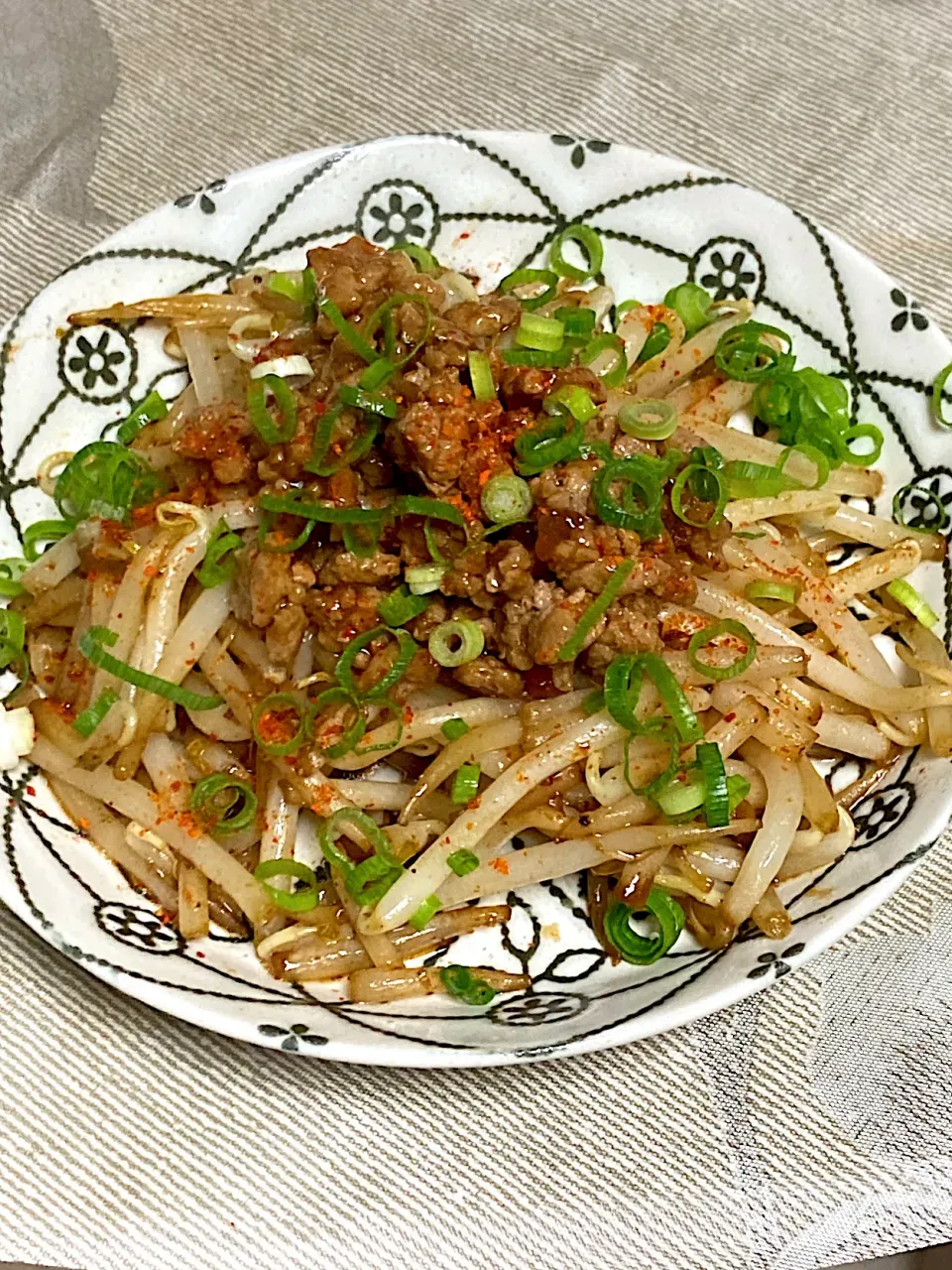 Snapdishの料理写真:モヤシの辛肉味噌炒め|ちーずまにあさん