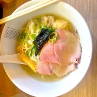 も、私のお気に入り。麺屋澤田さんちの白醤油支那蕎麦2種ワンタン麺。いつ行っても裏切らない味。久しぶりにスープまで完食。幸福。全てに感謝の味。神様、仏様、ありがとう。