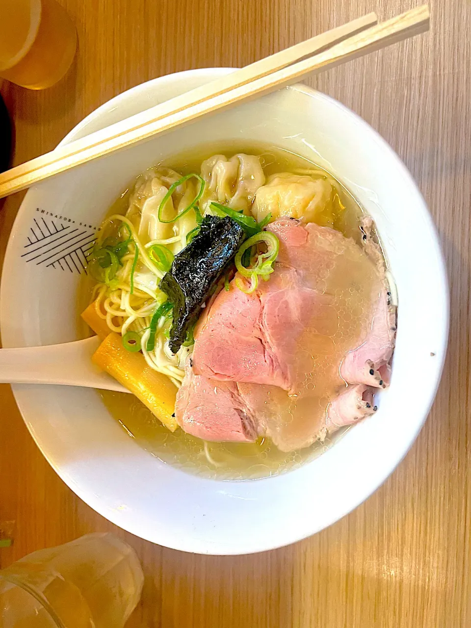 も、私のお気に入り。麺屋澤田さんちの白醤油支那蕎麦2種ワンタン麺。いつ行っても裏切らない味。久しぶりにスープまで完食。幸福。全てに感謝の味。神様、仏様、ありがとう。|ぽんぽこまめだ。さん