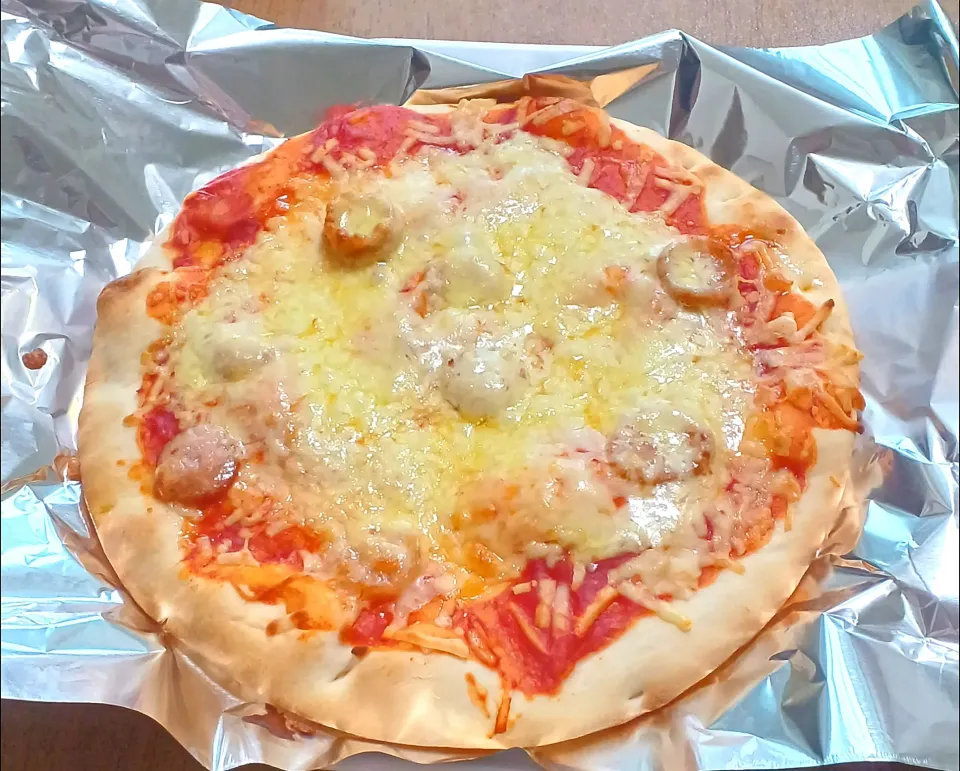 市販のソーセージピザ🍕にチーズましましで|ナナさん