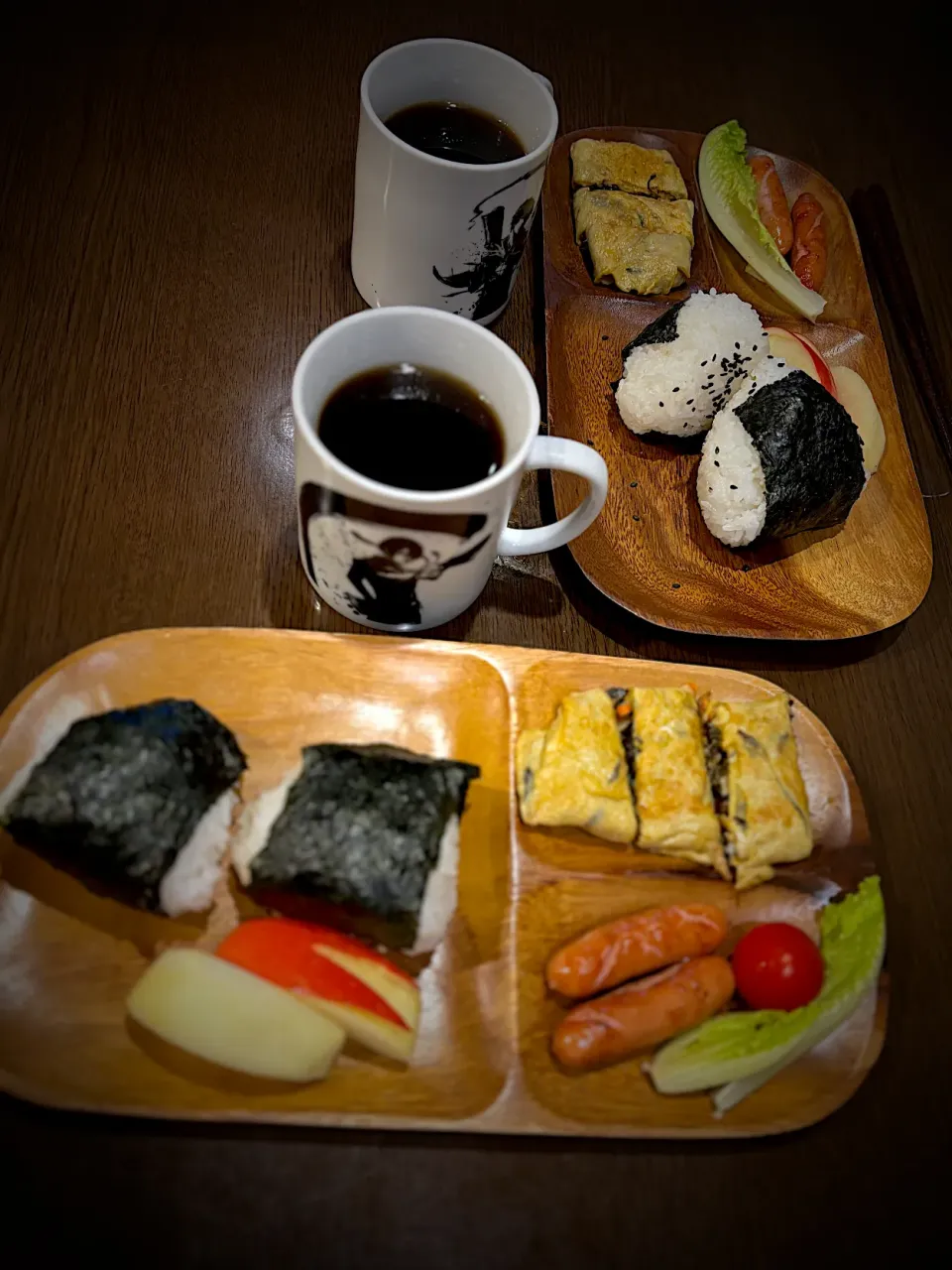 ひじき入り出し巻き卵　焼きソーセージ　明太子おにぎり　林檎　コーヒー|ch＊K*∀o(^^*)♪さん