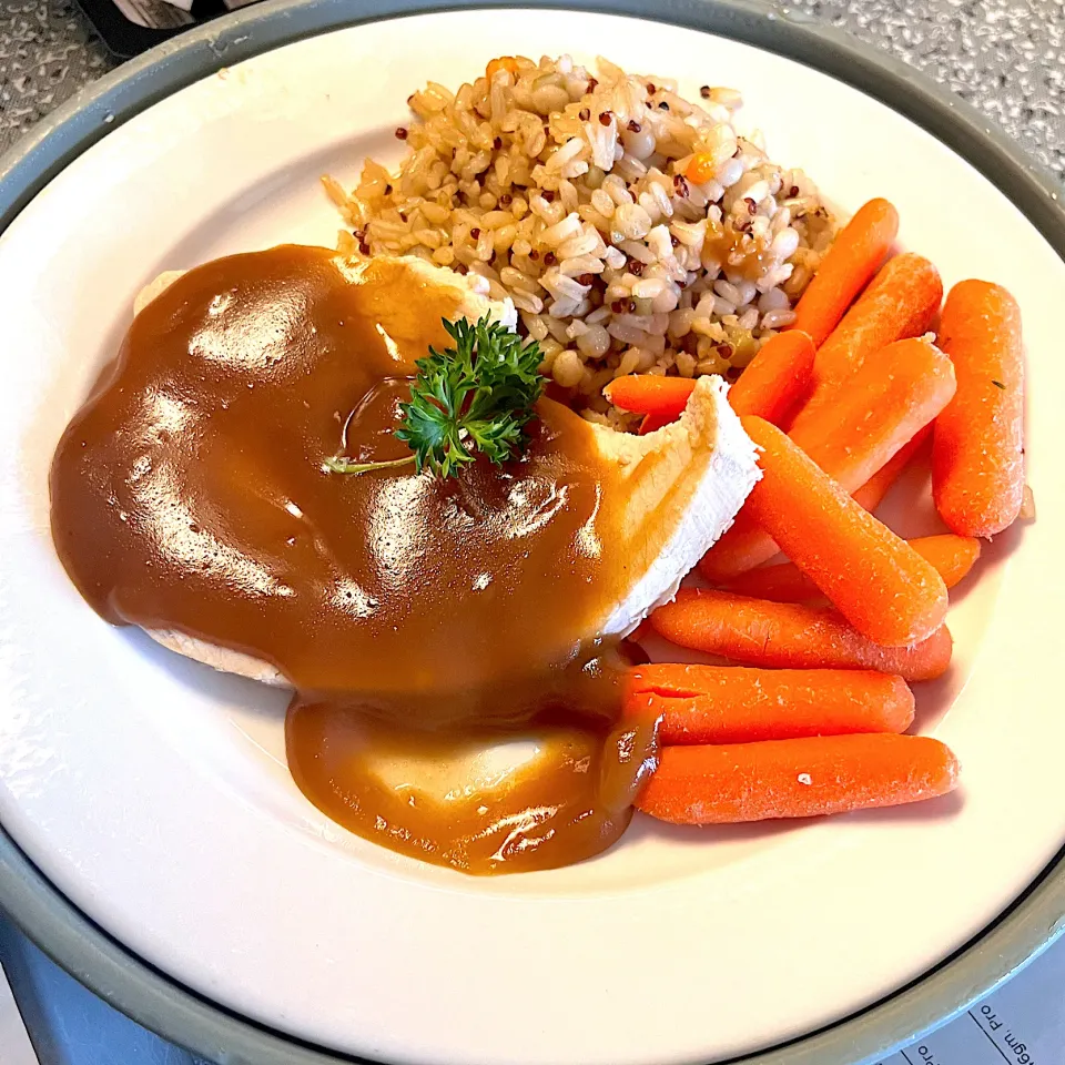 Brown rice quinoa, turkey breast w/ gravy, & steamed carrots|🌺IAnneさん