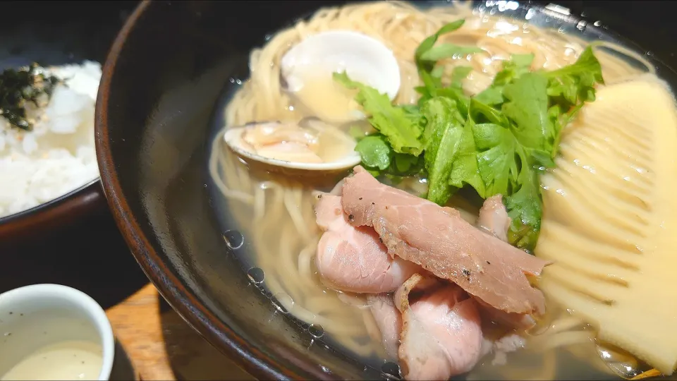 【春期限定、4/30まで】 
焼きあご塩らー麺 たかはし
ハマグリと焼きあごの塩らー麺
 (1,200円) 
＋お茶漬け用白めし (100円) 
＋焼きあご白出汁 (食前、無料)
@西武新宿1分、新宿6分
24103 (110,088)  |大脇さん