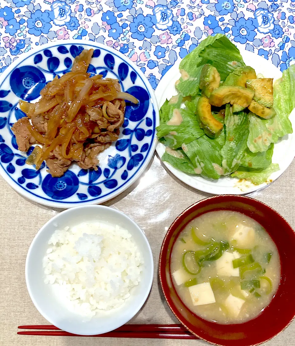 Snapdishの料理写真:豚の生姜焼きとアボカドサラダ|おしゃべり献立さん