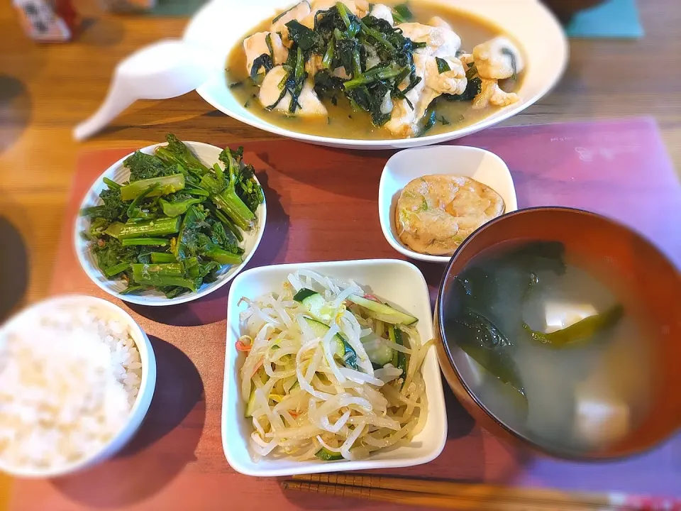 鶏むね肉のニラ炒め
もやしサラダ
菜の花おひたし
ワカメと豆腐の味噌汁|うみママさん