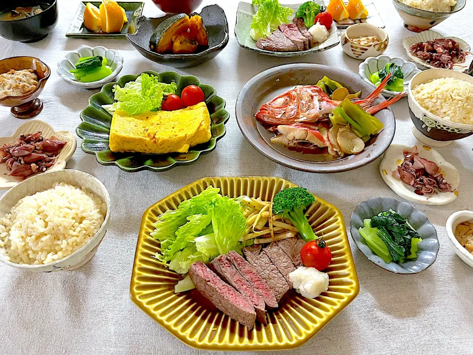 牛ステーキと金目鯛煮付、だし巻き玉子などの晩ごはん🍚|ゆかりさん