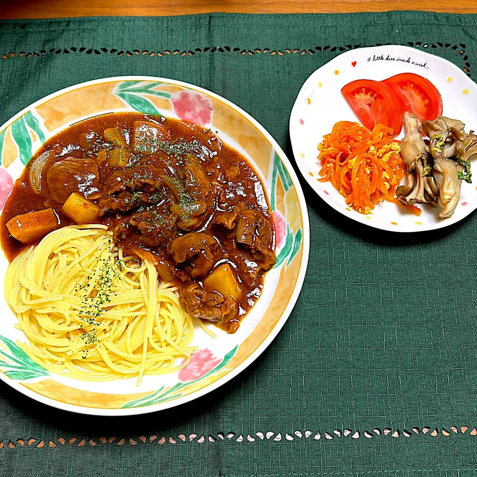 牛すじ肉のビーフシチュー、パスタ添え|柚子きりかさん