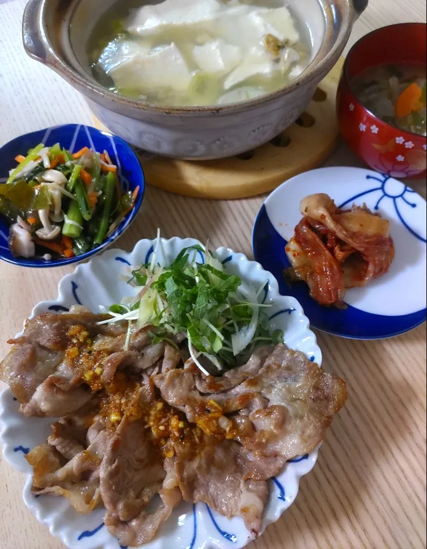 Snapdishの料理写真:豚焼き肉薬味野菜添え
きのこと野菜ナムル
白い豆腐チゲ|ちゃいさん