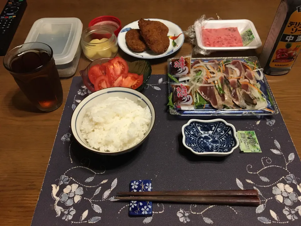 ご飯、三陸東沖戻りかつおのたたきのっけ盛り、大めばちまぐろのたたきの海苔巻き、コロッケ、トマト、沢庵、烏龍茶(夕飯)|enarinさん