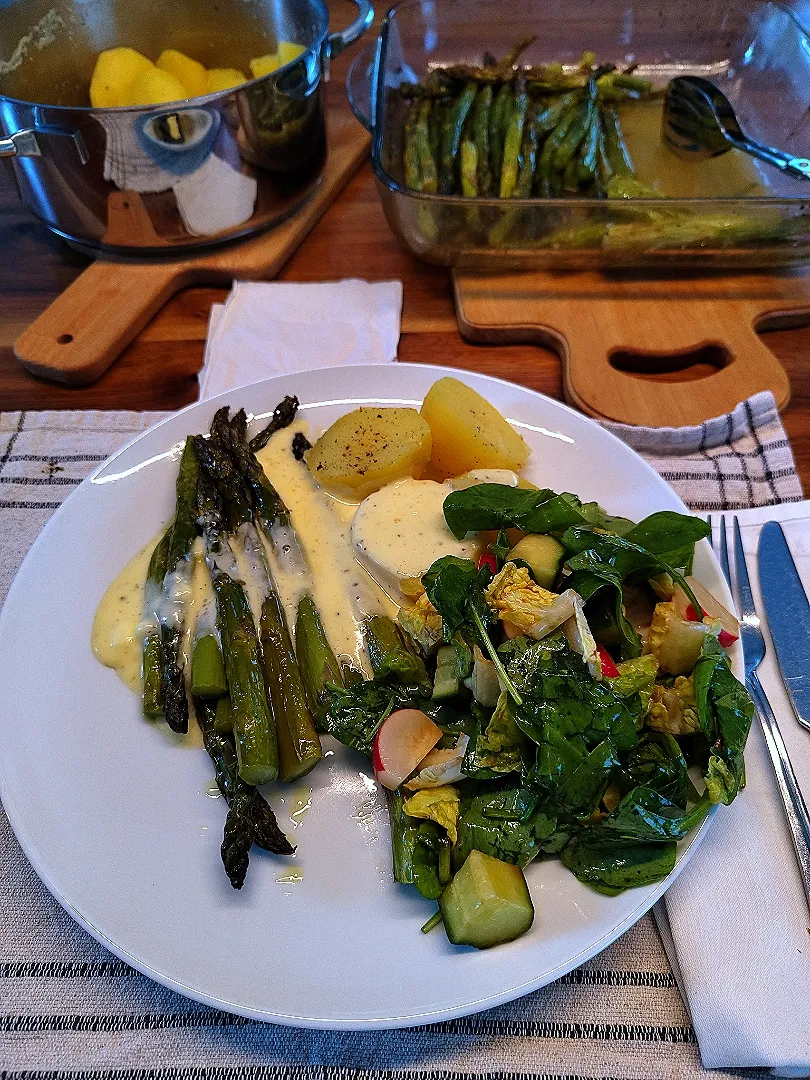 Asparagus with potatoes, sauce Hollandaise and salad|Vera Andrianova Forwerkさん